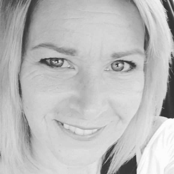 Meet your Posher, Vee @mylittlebutton - Picture 1 of 2